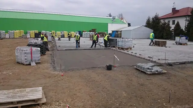 Świeżo wylana podbudowa betonowa placu przed centrum ogrodniczym w Kołobrzegu